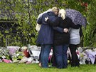 Lidé z Manchesteru pináejí kvtiny k místu, kde byly ob neozbrojené