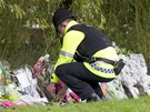 Policista pokládá kvtiny nedaleko místa inu v britském Manchesteru, kde byly