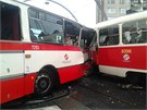 Nehoda tramvaje a autobusu na Barrandov.
