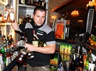 Pracovník praské restaurace Milá tchyn vyklízí z baru láhve alkoholu jen