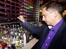 Roman Uhlí zavírá bar Cloud 9 v praském hotelu Hilton kvli vyhláení zákazu
