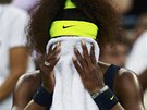 SOUSTEDNÍ. Serena Williamsová schovává obliej pod runíkem v prbhu...