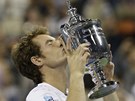 JE MOJE! Andy Murray líbá trofej po vítzství na US Open v New Yorku.