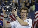 VIDÍTE, CO MÁM? Andy Murray s trofejí pro vítze US Open v New Yorku.