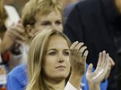 BRAVO! Kim Searsová tleská svému píteli, Andy Murraymu k vítzství na US Open....