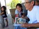 Vnuk slavného cestovatele v ruce drí komiksovou knihu Divoi, její autorkou