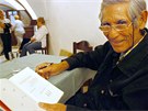 Rodolfo Ferreira Fri v Jihlav na Vysoin podepisuje svou Indiánskou kníku,...