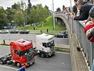 Spanilou jízdu v Hradci Králové s nadením sledovaly z mostu desítky divák.