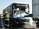 Hromadná havárie mezi Hradcem Králové a Jaromí, pi které se zranilo osm lidí.