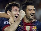 Lionel Messi (vlevo) a David Villa z Barcelony slaví gól v utkání Ligy mistr