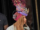 Lady Gaga si vyla v extravagantním klobouku.