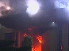 Americký konzulát v libyjském Benghází je v plamenech.