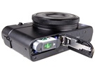 Sony RX-100: prostor pro Li-Ion akumulátor s kapacitou 1240 mAh a pamovou