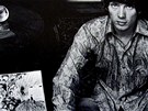 Klaus Voorman s obalem alba Beatles Revolver, jeho je autorem
