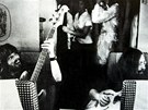 Plastic Ono Band v letadle na cest do Toronta (zleva Klaus Voorman, John
