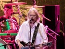 Neil Young (v pozadí bubeník skupiny Crazy Horse Ralph Molina)