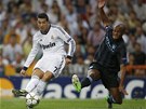 STELECKÝ POKUS. Cristiano Ronaldo z Realu Madrid (vlevo) se snaí ohrozit