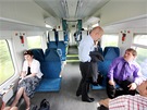 Vlak pojme celkem 120 sedících cestujících. Dalích 120 míst je k stání.
