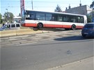 idi autobusu MHD najel v Brn - idenicích na betonový zátaras.