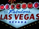 Slavná uvítací cedule do Las Vegas je jednou z hlavních atrakcí. Kdo se u ní...