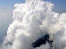 Vrcholek Stromboli nyní dýchá kou, který se mísí s mraky.