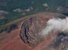 Kráter Vesuvu, který ve známé erupci roku 79 A.D. pohbil také Pompeje a...