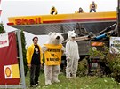 Aktivisté z hnutí Greenpeace zablokovali jednu praskou benzinku firmy Shell...