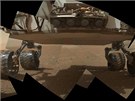 První zábr na podvozek Curiosity na Marsu z 9. záí 2012. Nahoe je tveice...