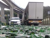 Destky lahv od piva zasypaly silnici.