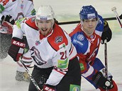ESK SOUBOJ. Luk Kapar z Doncku (vlevo) a Ondej Nmec z HC Lev Praha. 