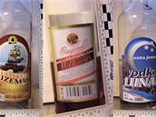 Etikety lahví, které byly nalezeny u otrávených osob.