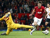 Michael Carrick z Manchesteru United (vpedu) obchz branke Fernanda Musleru