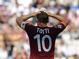 CO JSME TO PROVEDLI? Francesco Totti, kapitn AS m, se dr za hlavu a