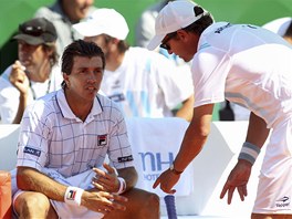 CO S TÍM, KAPITÁNE? Argentinský tenista Carlos Berlocq se radí s kapitánem...