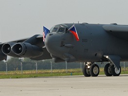 Americk bombardr B-52 pistv na letiti v Ostrav-Monov