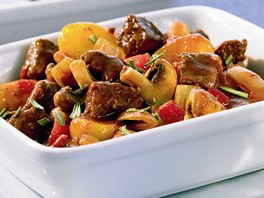 Hov�z� s houbami a zeleninou na piv�