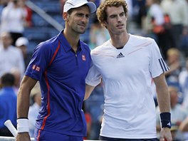 FINALISTÉ. Novak Djokovi a Andy Murray pózují ped finále US Open.