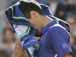 RADI BYCH SE SCHOVAL. Novak Djokovi ve finálovém utkání US Open.