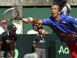 NEDOSÁHNU. eský tenista Radek tpánek v utkaní Davis Cupu proti Argentin. 
