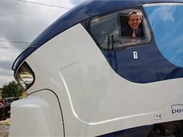 Vlak se dá ovládat ze dvou kabin.