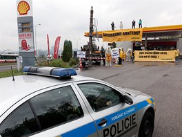 Aktivisté z hnutí Greenpeace zablokovali jednu praskou benzinku firmy Shell...