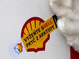 Aktivisté z hnutí Greenpeace zablokovali jednu praskou benzinku firmy Shell...