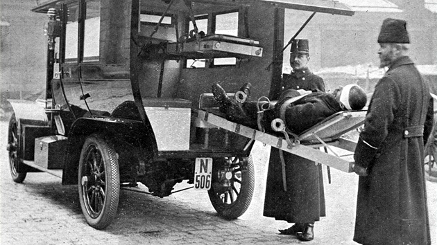 Ambulann automobil zakoupen Praskou mstskou pojiovnou (1910).
