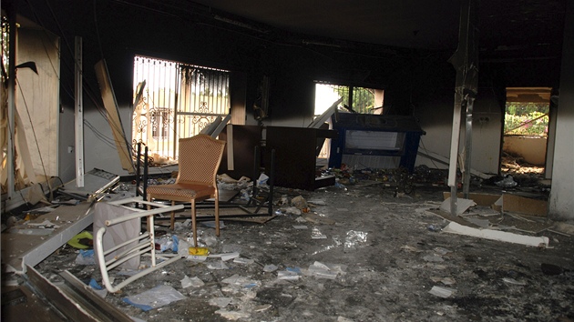 Vypálený konzulát USA v libyjském Benghází (12. září 2012)