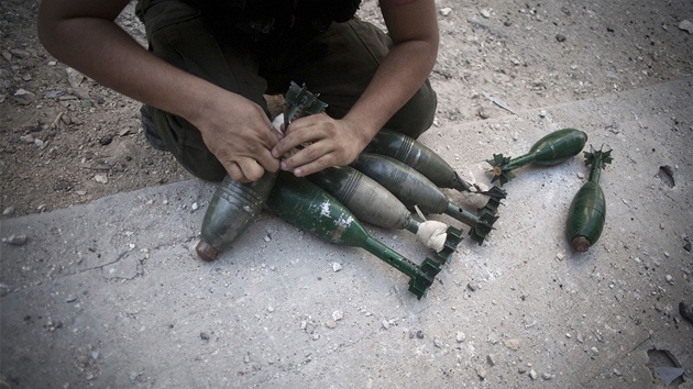 Bojovnk Syrsk osvobozeneck armdy v Aleppu si chyst minometnou munici (15. z 2012)