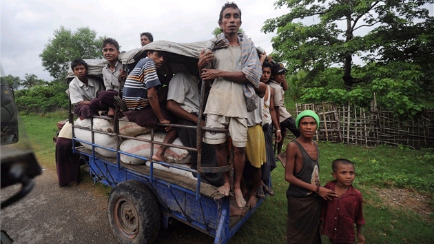 Barmt muslimov prchaj ped etnickm nsilm z msta Sittwe