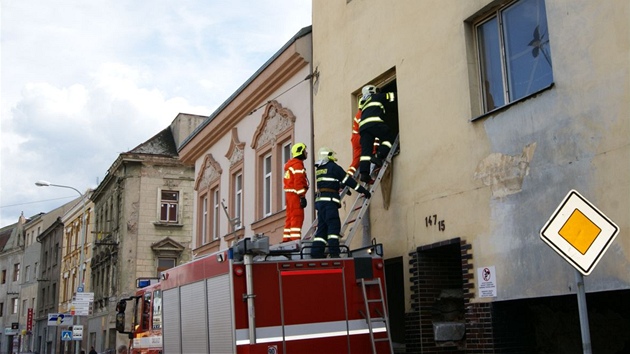 Hasii zajistili konstrukci domu vyproovacm kontejnerem, aby se neztila dal st. Zrannou enu pak museli rukama vyhrabat ze suti, pod kterou zstala uvzl spodn st tla.