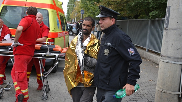 Ptel zavalen policistm ekl, e uvnit domu vidl jet mlad z en.