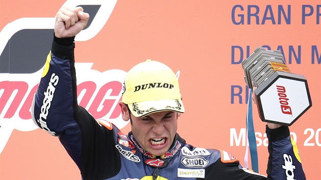 JE TO MOJE! Sandro Cortese se raduje z vtzstv ve Velk cen San Marina v kategorii Moto3.