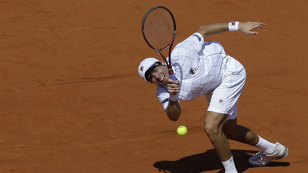 PJDE TO PES S͍? Argentinec Carlos Berlocq se sna odehrt mek bhem utkn s Tomem Berdychem v semifinle Davis Cupu.